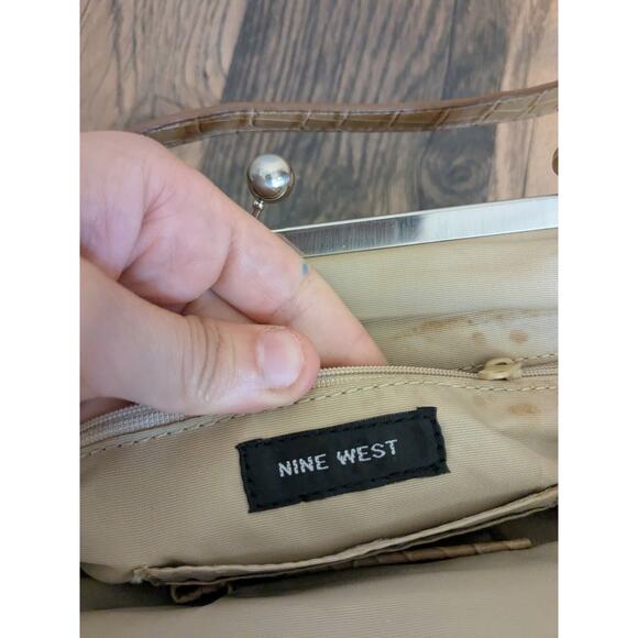 Nine west faux snakeskin hand bag purse snap closure - Picture 2 of 6